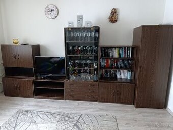 Darujem obývaciu stenu