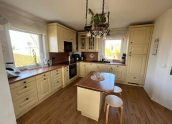 Krémová venkovská kuchyně se spotřebiči,6437