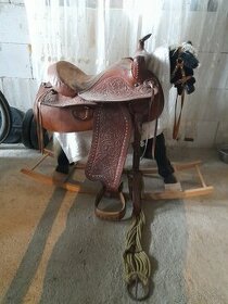 Westernové staré sedlo, starožitný hojdací koník