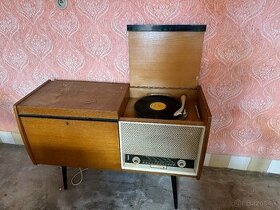 Stolík s gramofónom