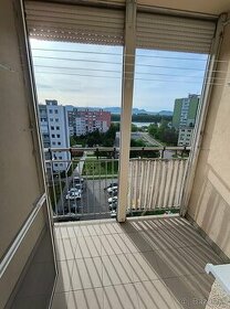 PREDAJ 3 - izbový byt s balkónom v Štúrove.