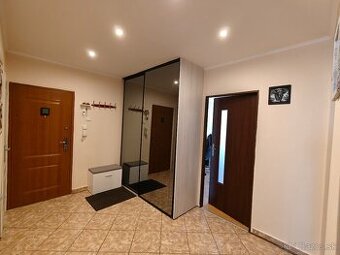 Štýlový 3-izbový byt s balkónom vo Veľkých Kapušanoch