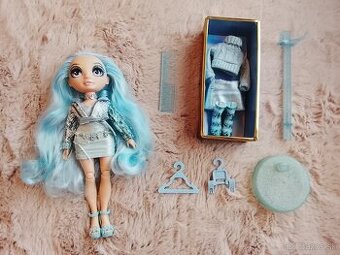Bábika s modrými vlasmi RAINBOW High GABRIELLA ICELY