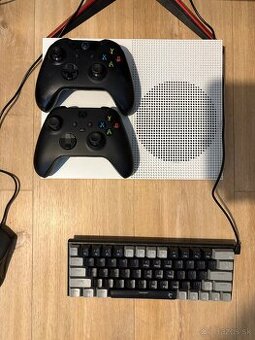 Xbox one s 1tb, dva ovládače, hráčsky monitor, myš, klavesn