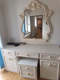 Na predaj Veľké zrkadlo,velká komoda a nočny stolík