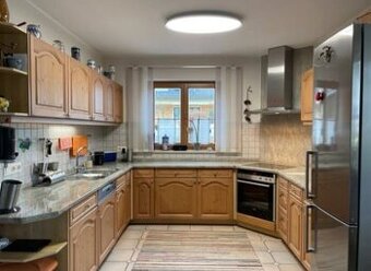 Borovicová kuchyně s vestavěnými spotřebiči,6305