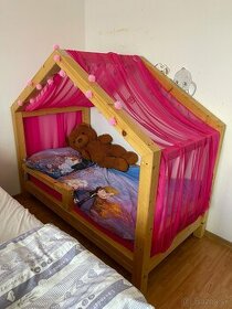 Domčeková posteľ z masívu