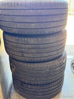 225/40R18