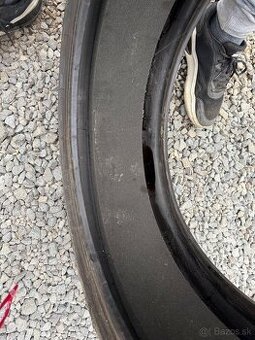 245/35 r21