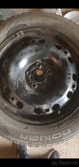 Zimne Nokian 185/60 R15 na plechacoch s puklicami na Fabiu