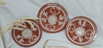 Keramické závesné taniere