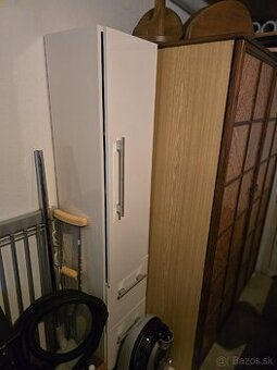 Moderná kúpeľňová zostava / vysoká skrinka – STAV NOVEJ (MI)