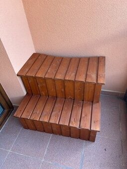Predám masívne schodíky ku drevenej kádi (HotTub) – smrekové