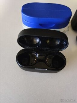Sony WF 4 nabíjacia krabička a práve slúchadlo.