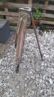Vojenský stojan 85eur, plechová truhlica 25eur