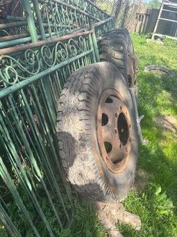 Gumy na traktor