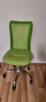 Stolička veľkosťou skôr pre deti