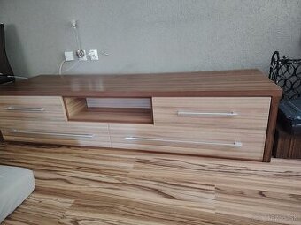Skrinka pod TV