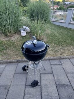 Gril na drevené uhlie Weber