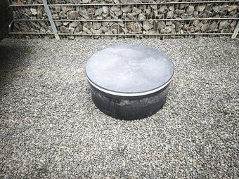 Plastovy poklop so skruzou