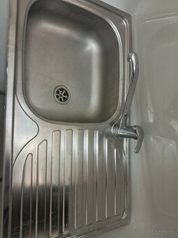 Kuchynský nerezový drez s batériou