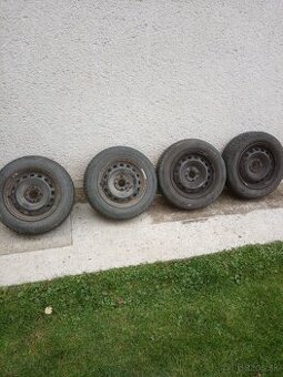 Predám disky na Fiat Punto so zimnymi pneumatikami