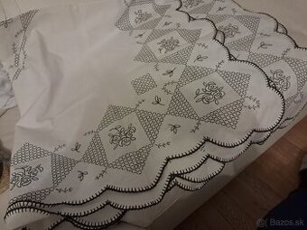 Starožitný vyšívaný obrus