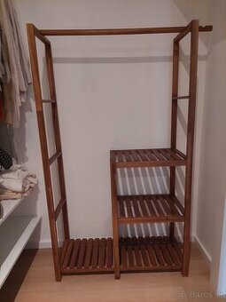 Drevené regály a vešiaky na oblečenie