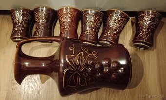 Retro džbán s pohármi na víno