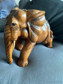 Slon ručne vyrezávaný