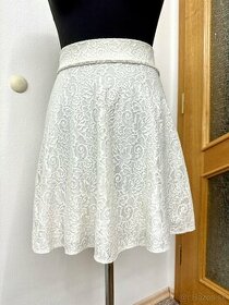 Biela sukňa s čipkovaným vzorom - 1