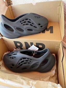 Yeezy Foam Runner Carbon