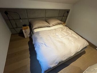 Postel s matracom a svietidlami
