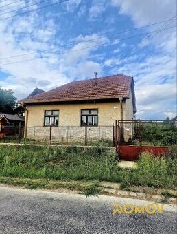 Vidiecky dom v tichej obci neďaleko Topoľčian