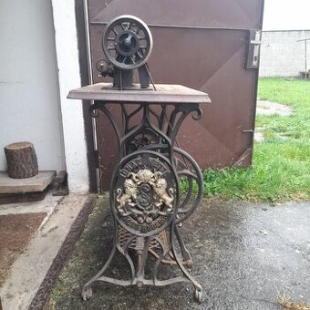 Starožitný šijací stroj v náleznom stave