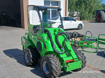 univerzalny teleskopický nakladač AVANT E527