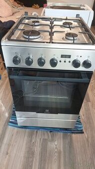 Predam Sporak Elektrolux EKK545530OX