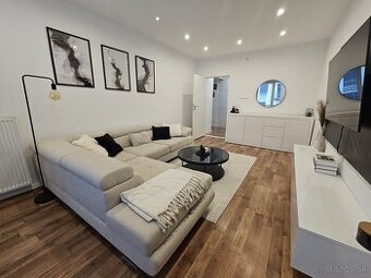 Na prenájom 2 izbový byt s balkónom po komplentnej rekonštru