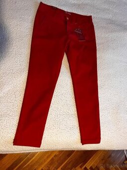Detské alebo dámske červené džinsy