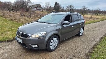🇰🇷🇸🇰 Kia Ceed combi ,  1.6 benzín , manuál,  SR auto