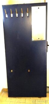 Darujem za odvoz vešiaková stena