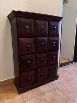 Elegantná drevená komoda – tmavý orech, luxusný vzhľad