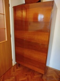 Darujem veľké retro skrine.