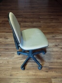 Stolička na kolieskach.