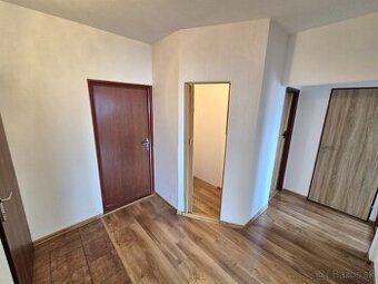 3-izbový byt s  loggiou / 70 m2 / - Žilina ( Solinky )