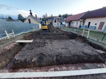 Zemné a výkopové práce, búracie práce, doprava materiálu.