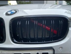 Červené výstuhy pred chladič BMW
