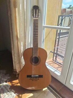 Akustická gitara s podpisom Jaromíra Nohavicu