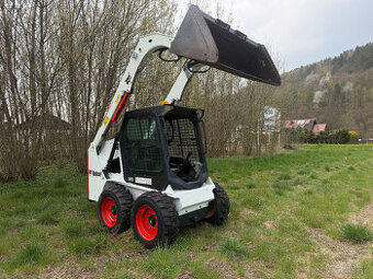 Šmykom riadený nakladač Bobcat S450 4x4. Lyžica. 4-valcový