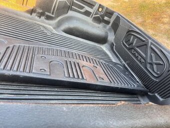 Vanicka do korby Toyota Hilux